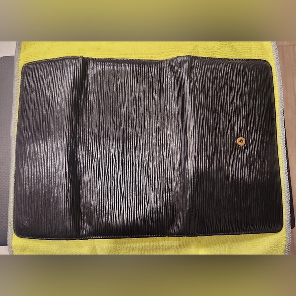 Louis Vuitton Black International Wallet - Picture 3 of 4